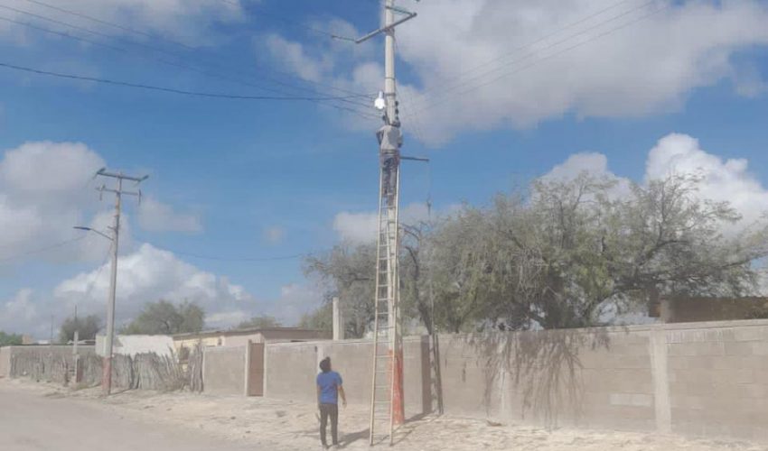 gobierno municipal instala luminarias en ej. emiliano zapata