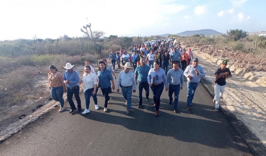 GOBIERNO MUNICIPAL REALIZA PAVIMENTACION DE ACCESOS PRINCIPALES EN BARRIO LOS CHARCOS