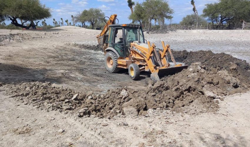 gobierno municipal da mamtenimiento al aljibe que abastece de agua al ganado Las Cruces