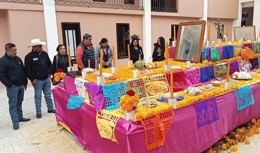 gobierno municipal realiza una mega ofrenda en la explanada de palacio municipal para preservar la tradición del altar de día de muertos.