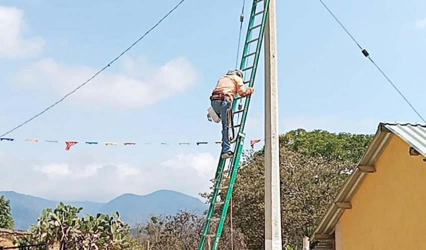 gobierno municipal instala luminarias en el ejido “El Refugio”